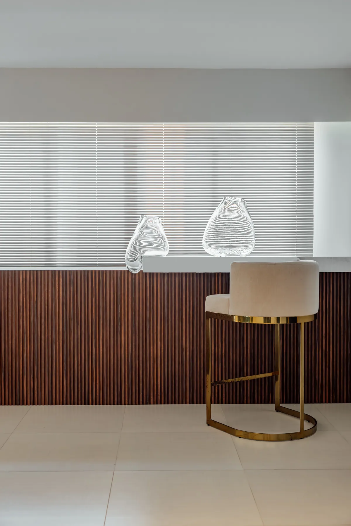 Lounge da Clínica Alberton com marcenaria, poltrona e iluminação natural